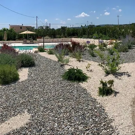 Anpati House מלון דירות מונופולי